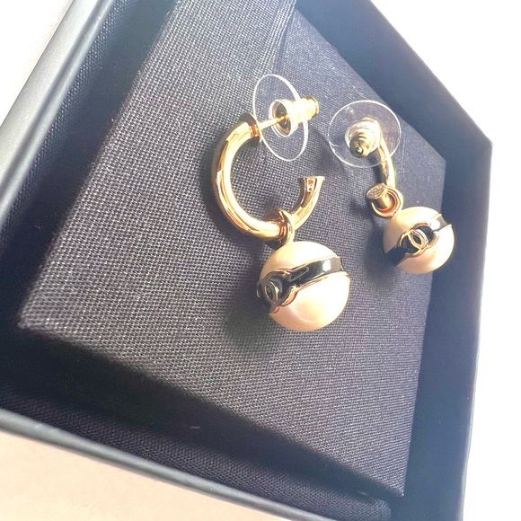 🔥CHANEL Pearl Drop Earrings - Picture 7 of 7